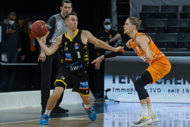 同时保持自 同时保持自